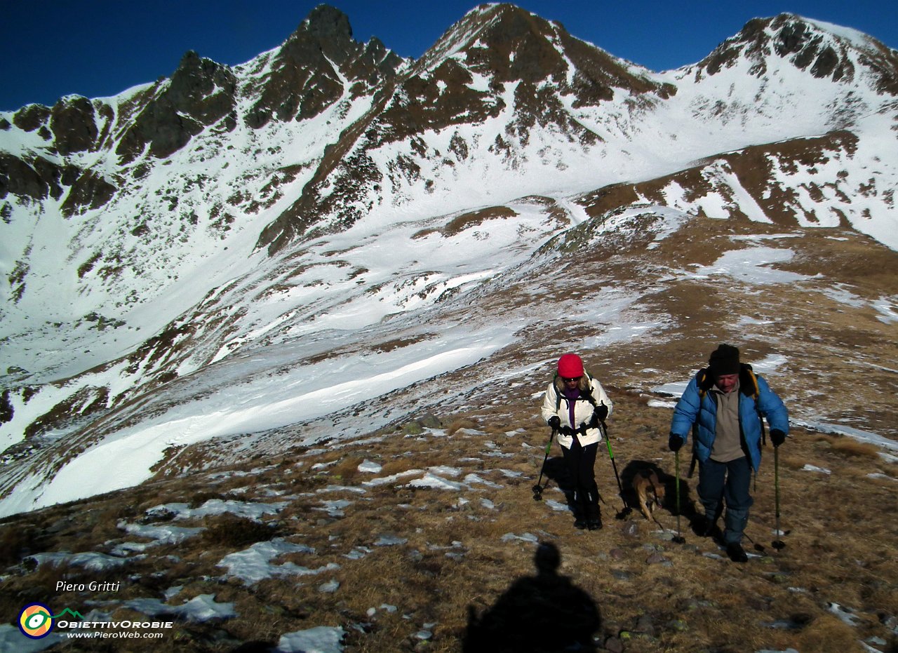 28 Saliamo sul Monte Avaro con alle spalle il Valletto.JPG